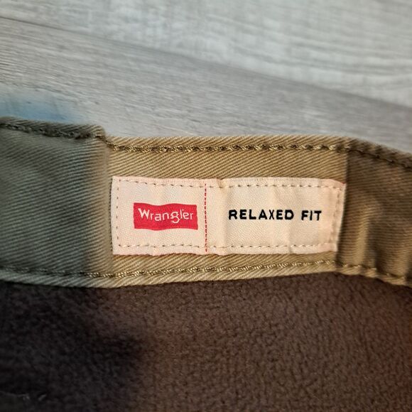 NWT Wrangler Cargo Fleece Lined Pants Men's 42x28 Beige Khaki Relaxed Fit - Picture 3 of 12
